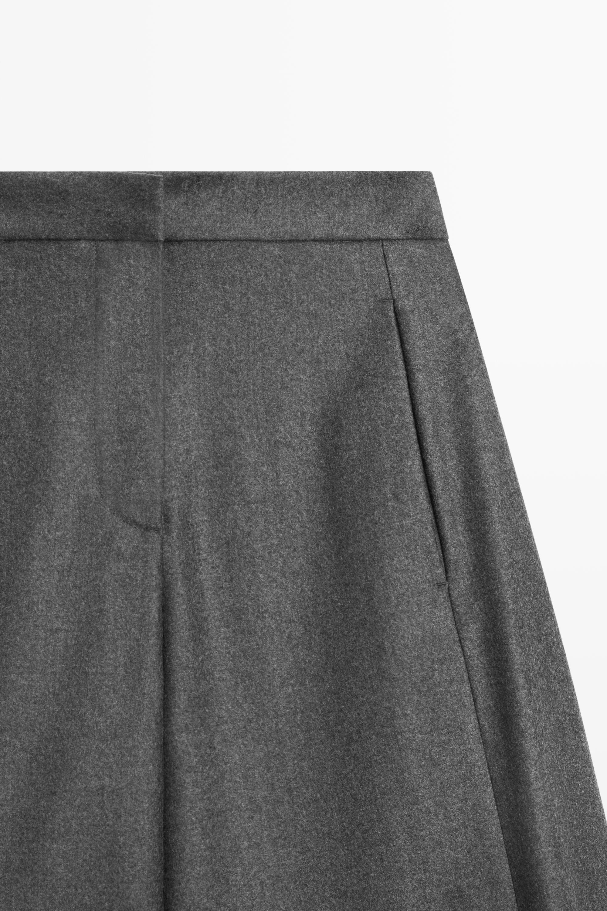 Pantalon 100 % laine détail bouton bas